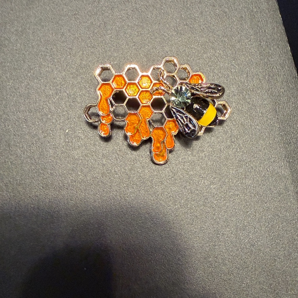 Vintage bumblebee 🐝 pin amazing details green stone head and enamel body